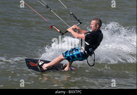 Il kite surf / vela / imbarco a St Kilda sulla Port Phillip Bay, Melbourne Foto Stock