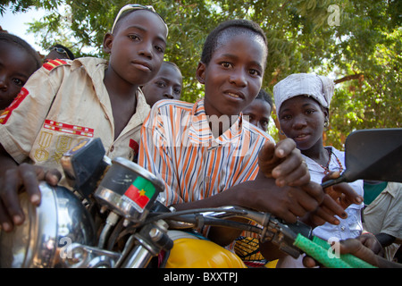 I bambini al Fulani Villaggio Mercato di Bourro nel nord del Burkina Faso. Foto Stock