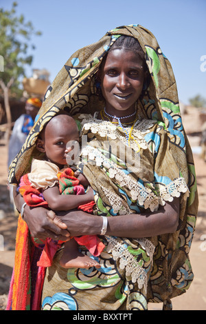 Fulani donna e bambino presso il Villaggio Mercato di Bourro nel nord del Burkina Faso. Foto Stock