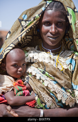 Fulani donna e bambino presso il Villaggio Mercato di Bourro nel nord del Burkina Faso. Foto Stock