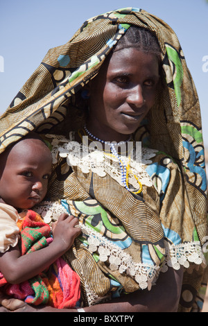 Fulani donna e bambino presso il Villaggio Mercato di Bourro nel nord del Burkina Faso. Foto Stock