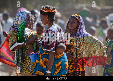 Fulani donne presso il Villaggio Mercato di Bourro nel nord del Burkina Faso. Foto Stock