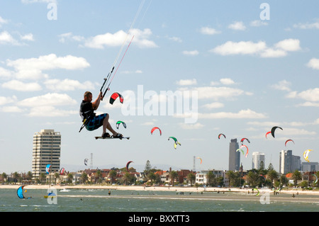 Il kite surf / vela / imbarco a St Kilda sulla Port Phillip Bay, Melbourne Foto Stock