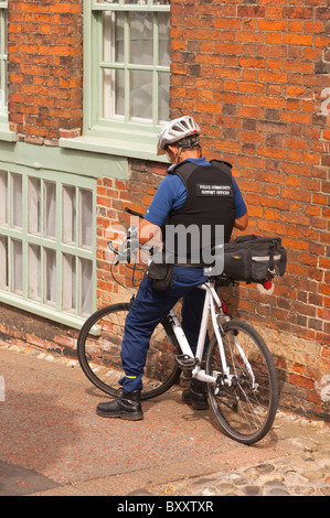 Una comunità di polizia Support Officer ( cso ) su una bici in Norwich , Norfolk , in Inghilterra , Gran Bretagna , Regno Unito Foto Stock