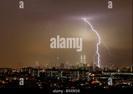 Colpo di fulmine vicino Petronas Twin Tower di Kuala Lumpur in Malesia. Foto Stock