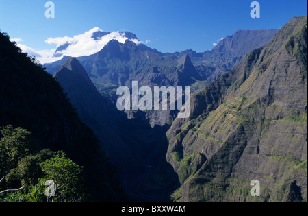 Riviere des Galets valley e torna il Cirque de Mafate con Piton des Neiges, visto dal Dos d'Ane, La Reunion Island Foto Stock