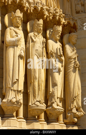 Primo piano delle statue gotiche sulla facciata di Cattedrale di Notre Dame Parigi Foto Stock