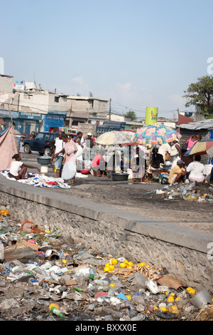 Un lato della strada marketplace in capitale di Haiti è in ripresa dopo il forte terremoto che ha colpito il 12 gennaio 2010. Foto Stock