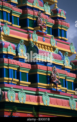 Dettagli del tetto del tempio Tamil Le Colosse, Saint Andre, La Reunion Island (Francia), l'Oceano Indiano Foto Stock