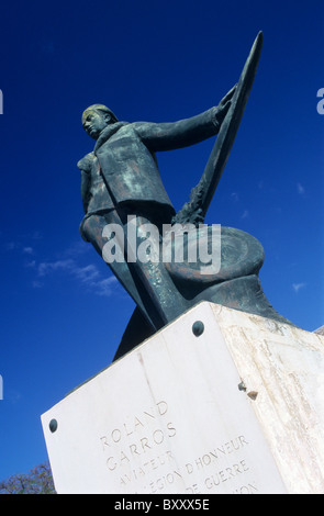 Statua commemorativa di una famosa isola pilota nativo : Roland Garros, Saint Denis, La Reunion Island (Francia), l'Oceano Indiano Foto Stock