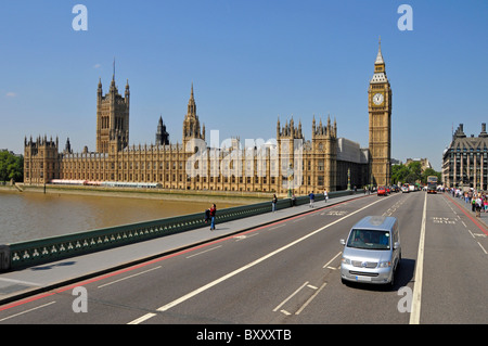 London street di scena sul Westminster Bridge Big Ben Case del Parlamento e di Portcullis House su un cielo blu giorno di estate in Londra England Regno Unito Foto Stock