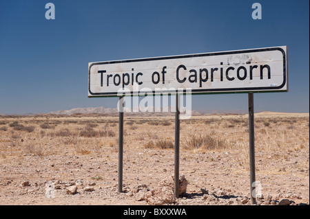 Tropico del Capricorno cartello stradale marcatore, Gaub Pass a nord di Solitario, Namibia, Sud Africa. Foto Stock