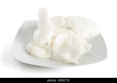 Piastra con chip di gamberetti isolato su sfondo bianco con tracciato di ritaglio Foto Stock