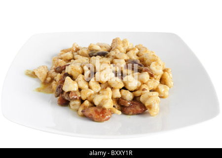Pollo con mandorle e salsa al curry isolato su bianco con tracciato di ritaglio Foto Stock