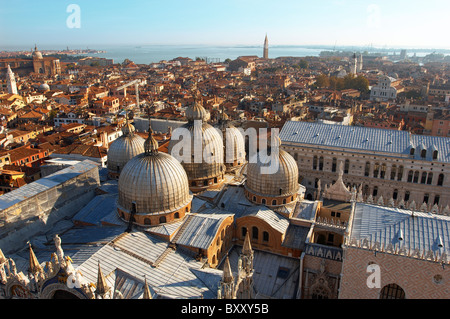 Arial vista di Piazza San Marco e la basilica con il Palazzo del Doge - Venezia - Italia Foto Stock