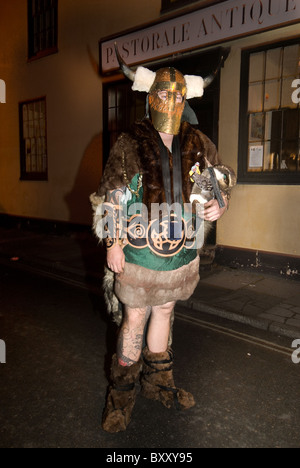 Uomo in costume Viking per Lewes NOTTE DEI FALÒ Foto Stock