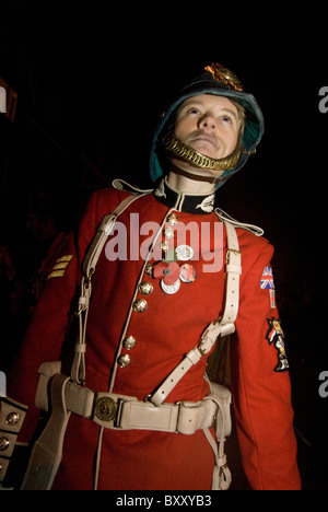 Giovane uomo in British costume militare per Lewes NOTTE DEI FALÒ Foto Stock