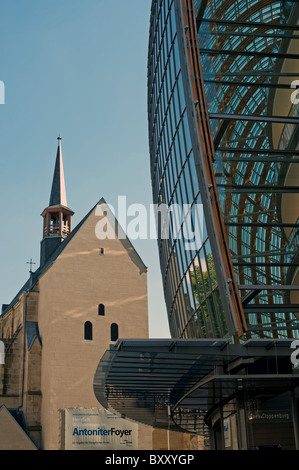 Erangelischen Chiesa e department store, Colonia, Germania. Foto Stock