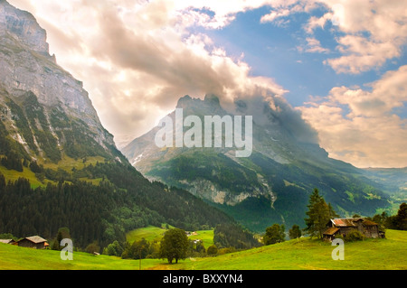 L'Eiger in nuvole al tramonto sopra Grindelwld, alpi svizzere, Svizzera Foto Stock