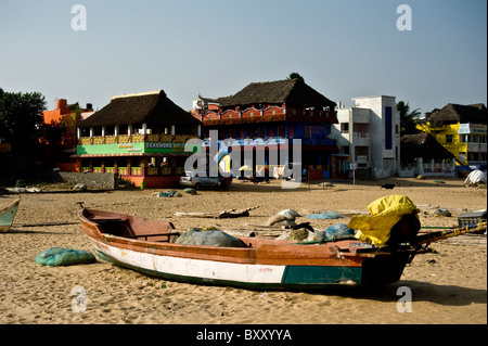 Mamallapuram Indian villaggio di pescatori off Baia del Bengala con barche da pesca. Foto Stock