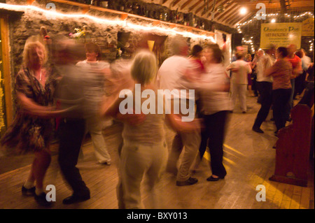 Traditional Irish set dancing in corrispondenza di una danza Ceilidh a Vaughan's Bar di Kilfenora, County Clare, Irlanda occidentale Foto Stock