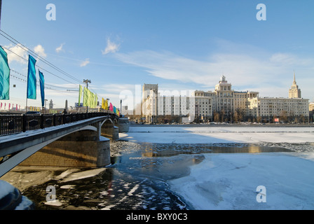 Vista sulla Moskva-fiume, Borodinskiy Bridge e Tara Shevchenko embankment Foto Stock