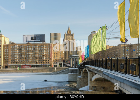 Vista sulla Moskva-fiume, Borodinskiy Bridge e Federazione Russa Foreign Office building Foto Stock