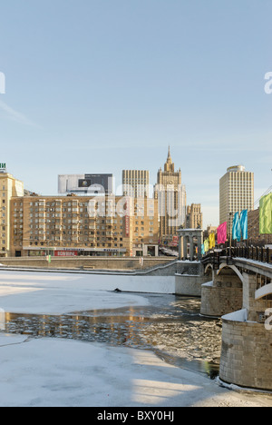 Vista sulla Moskva-fiume, Borodinskiy Bridge e Federazione Russa Foreign Office building Foto Stock