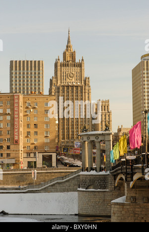 Vista sulla Moskva-fiume, Borodinskiy Bridge e Federazione Russa Foreign Office building Foto Stock