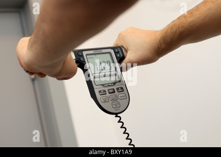 L'uomo misurazione del grasso corporeo. Foto Stock