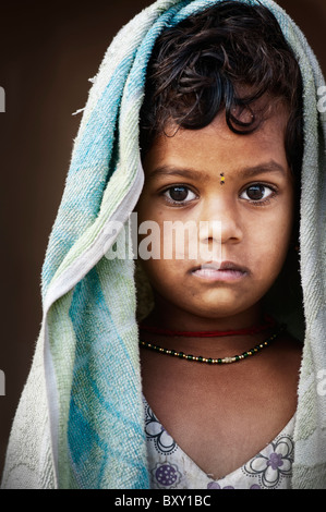 I giovani poveri ragazza indiana ritratto. Andhra Pradesh, India Foto Stock