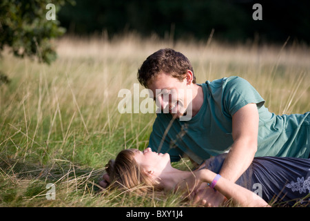 Una romantica coppia giovane sdraiati sull'erba