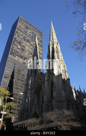 Saint Patrick, un gusto neogotico stile-cattedrale cattolica romana chiesa in Manhattan, NY, situato sulla 5th Avenue. Foto Stock