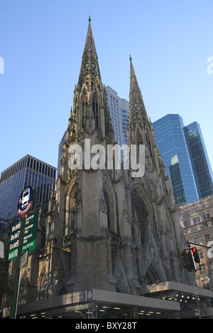 Saint Patrick, un gusto neogotico stile-cattedrale cattolica romana chiesa in Manhattan, NY, situato sulla 5th Avenue. Foto Stock