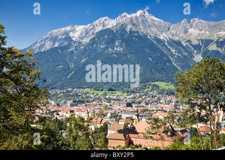 Innsbruck, Austria si trova in una valle nella parte anteriore delle ripide montagne. Foto Stock