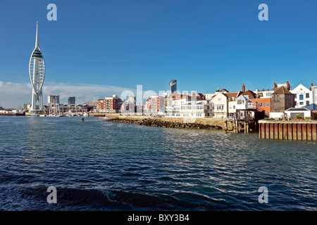 Portsmouth Emirates Spinnaker Tower con il centro dello shopping e ristoranti presso il porto di Portsmouth in Inghilterra Foto Stock