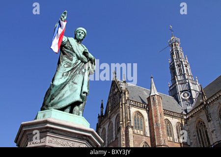 Statua di Laurens Janszoon Coster e il Grote Kerk o San Balo chiesa in Haarlem, Olanda Foto Stock