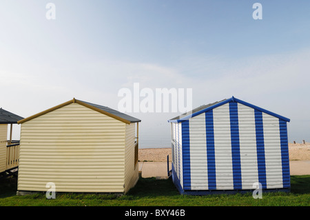 Vista attraverso 2 capanne sulla spiaggia del mare in una giornata di mare calmo Foto Stock