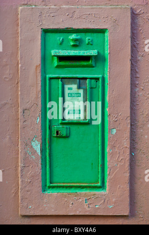 Postbox dal tempo della regina Victoria con cypher VR a Kinsale, County Cork, Irlanda Foto Stock