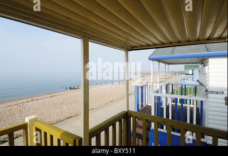 Vista da una capanna sulla spiaggia del mare in una giornata di mare calmo Foto Stock