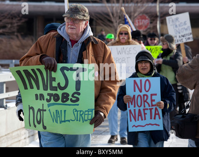 Lavoratori Auto Rally fuori Detroit Auto Show per protestare contro le perdite di posti di lavoro e tagli salariali Foto Stock