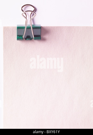 Bulldog clip su un pezzo di carta Foto Stock