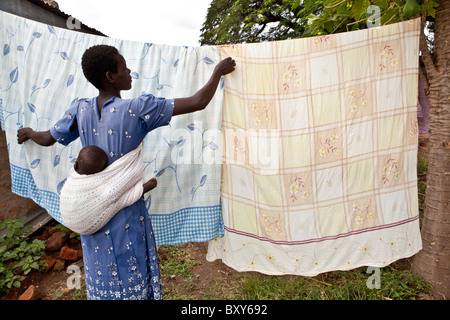 La sig.ra Christie Akilo (30) fa servizio lavanderia esterno Amuria Centro Salute IV - Quartiere Amuria, Uganda, Africa orientale. Foto Stock