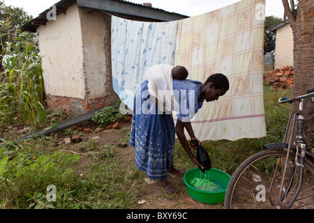 La sig.ra Christie Akilo (30) fa servizio lavanderia esterno Amuria Centro Salute IV - Quartiere Amuria, Uganda, Africa orientale. Foto Stock