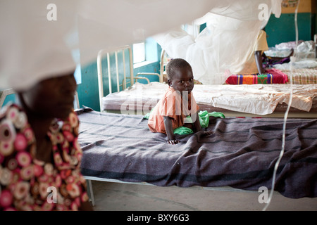 Le donne e i bambini il resto nel reparto di maternità a Amuria Centro Salute IV - Quartiere Amuria, Uganda, Africa orientale. Foto Stock