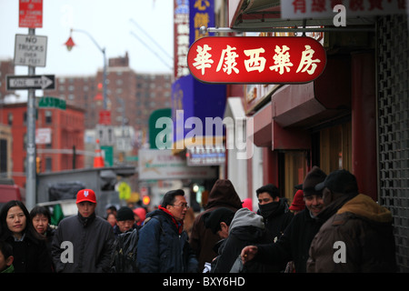 I pedoni a camminare sulla strada di Chinatown in New York City, Stati Uniti Foto Stock