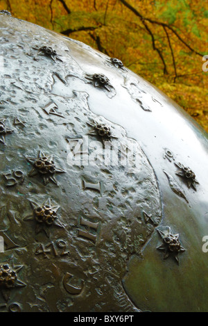 Scultura nel parco di rododendro. Bremen, Germania. Foto Stock