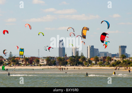 Il kite surf / vela / imbarco a St Kilda sulla Port Phillip Bay, Melbourne Foto Stock