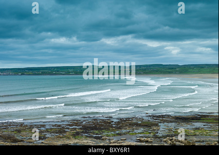 Spiaggia e onde sotto il cielo ceruleo t Lahinch (Lehinch) famosa spiaggia per il surf nella contea di Clare, Costa occidentale d'Irlanda Foto Stock