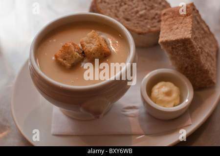 Stilton e il sedano rapa Zuppa servita con spesse fette di pane marrone. Foto Stock